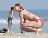 gentle collage blonde swimsuit girlfriend love mini_giantess kissing crouching boyfriend