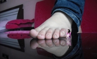 feet toes barefoot shrunken_woman