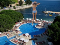 giantess collage swimsuit ocean pool garcia_accasbel resort miranda_kerr behind_view downward_angle accasbel
