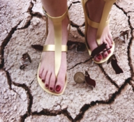 giantess feet sandals foot_crush death fighting pedicure swords digital_render flagg3d spartans shields capes helmets