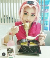 collage ino_yamanaka sakura_haruno pink_hair short_hair shrunken_woman cosplay bowl ramen noodles imminent_vore desvastiny