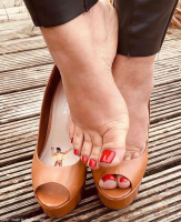 feet bondage shrunken_man close_up trapped standing nail_polish 1girl giantess